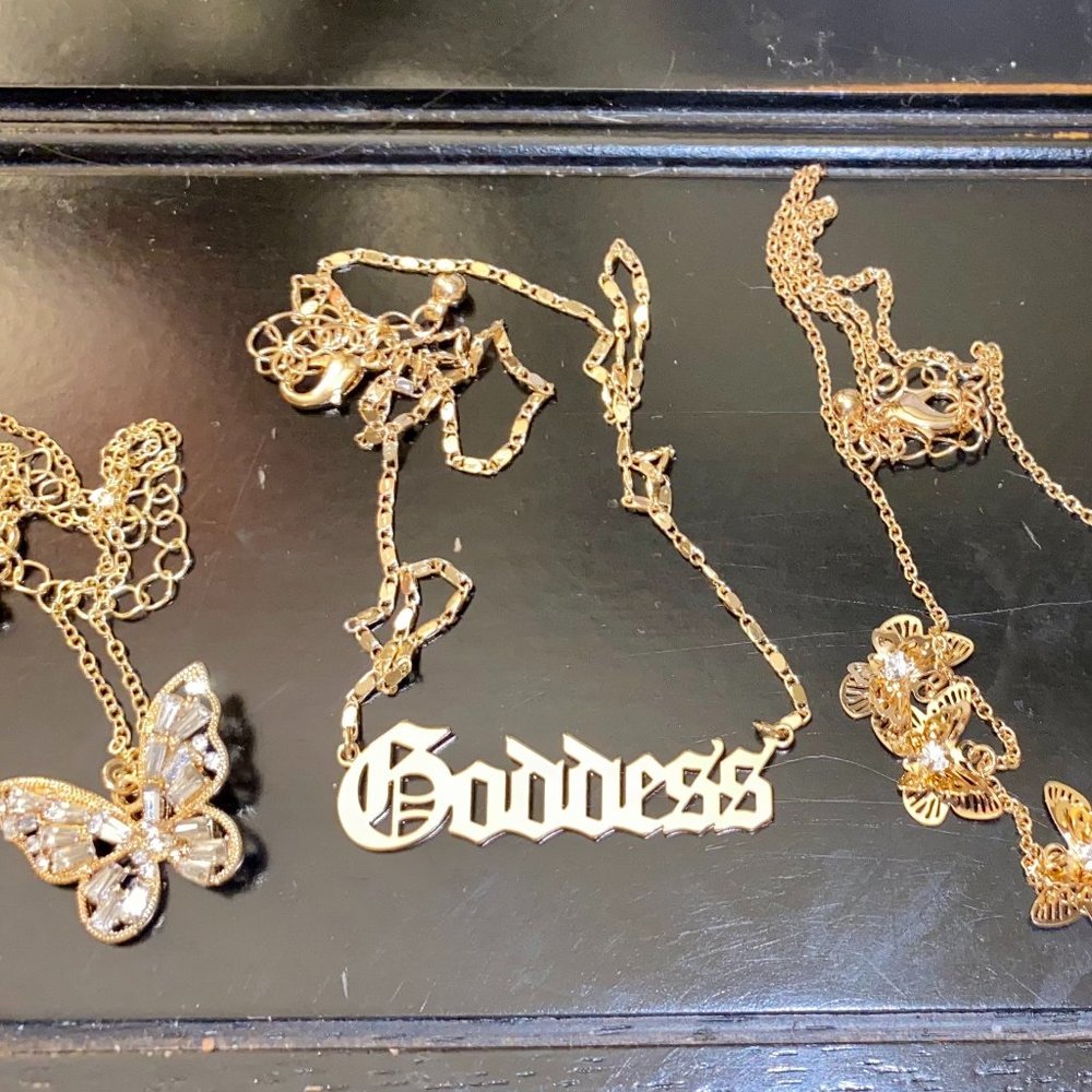 Bundle of Sparkly Necklaces ✨